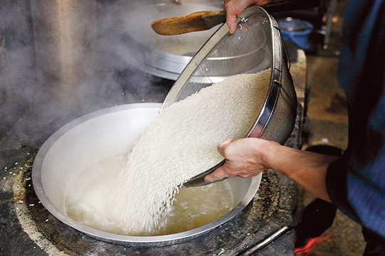 ご飯は滋賀県産の「日本晴」にだしを合わせ、かまどでふっくら炊き上げます