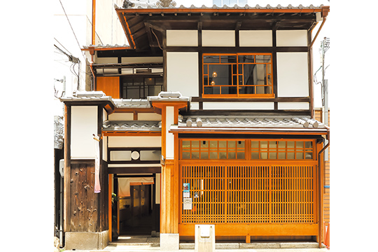 北浜の街なかに立つ、美しい縦格子が印象的な日本家屋