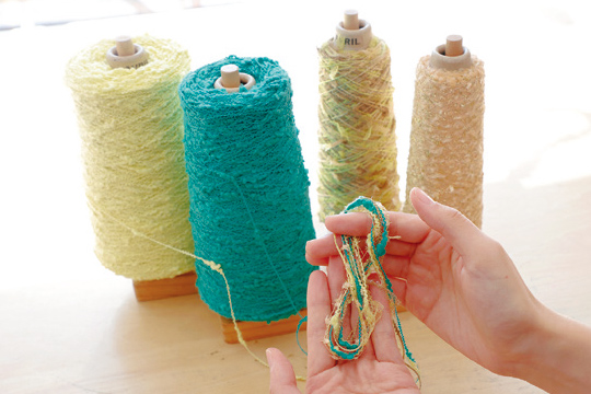 太さや素材、色の異なる糸の組み合わせがユニークな「ペラコーン」。1個につき約3～4mほどの糸が巻かれています