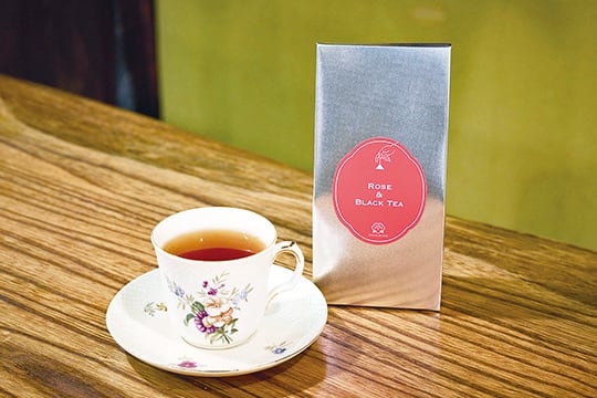 京都紅茶にローズなどの花びらを加えた「ローズ＆ブラックティー（ティーバッグ）／7個・864円」