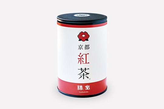 缶入りの「京都紅茶／45g・1,080円」。茶葉大さじ2に熱湯約250ccを注ぎ、90秒ほどおいてじっくりと抽出するのがおすすめ（2人分）