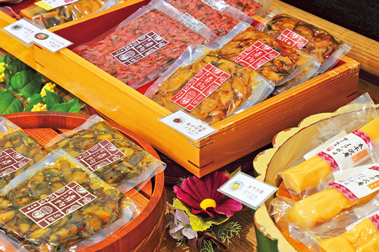 伝統的な京漬物を中心に20種類以上の商品が並びます。11月下旬にはかぶらの甘みが楽しめる冬季限定の「千枚漬／100g・788円」が登場