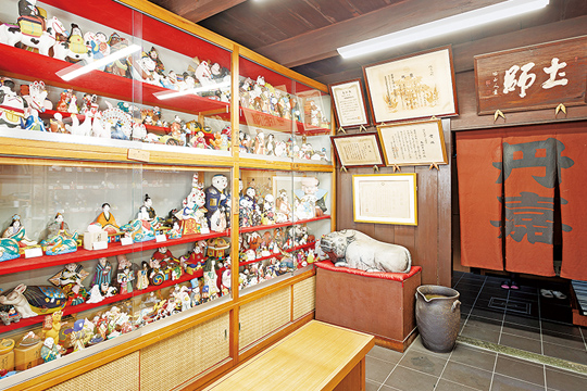古くから伝わる人形が陳列棚に並ぶ、まるでミュージアムのような店内