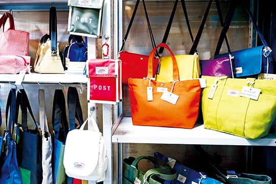 約60種類ものバッグ類が並ぶ店内。オーダーメイドバッグの製作もOK。特に綿帆布は100種類のカラーから選べます