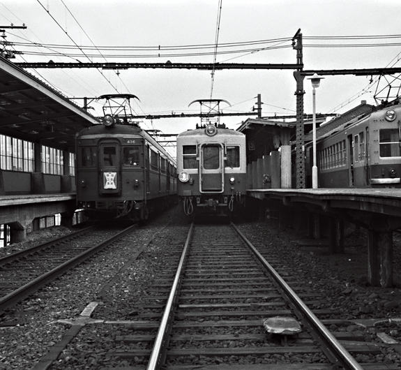 奈良電(左)が乗り入れた三条駅